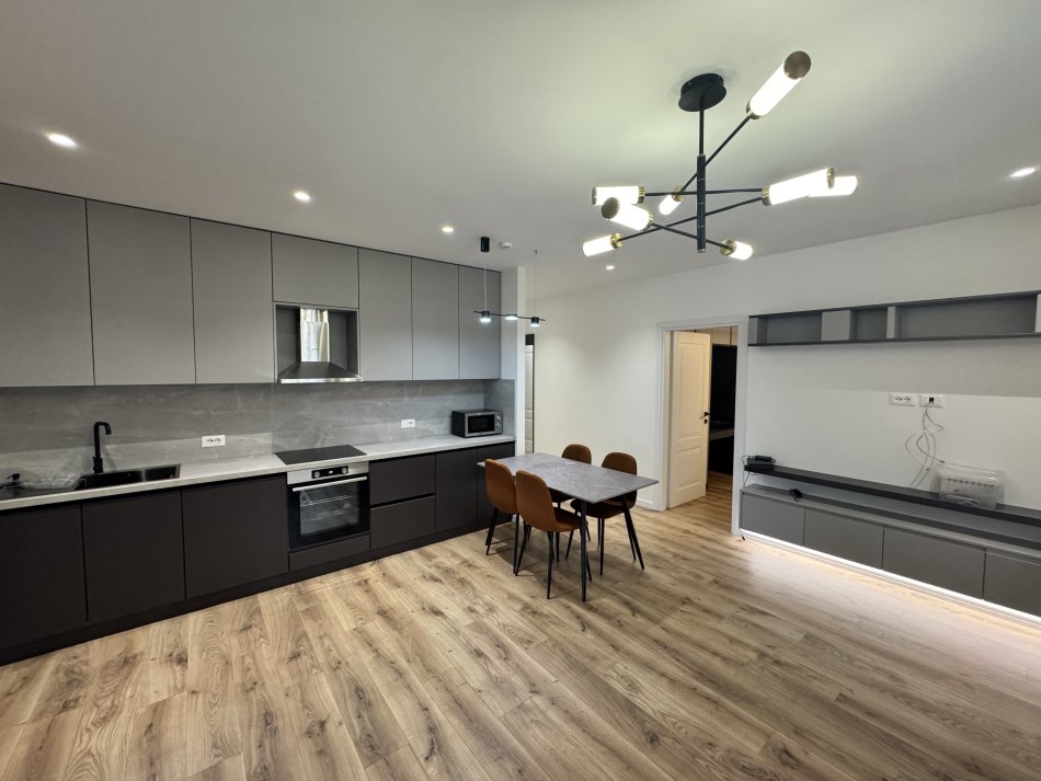 Tirane, jepet me qera apartament 2+1+parkim Kati 2, 90 m² 700 € (Blloku i Vilave Selite)