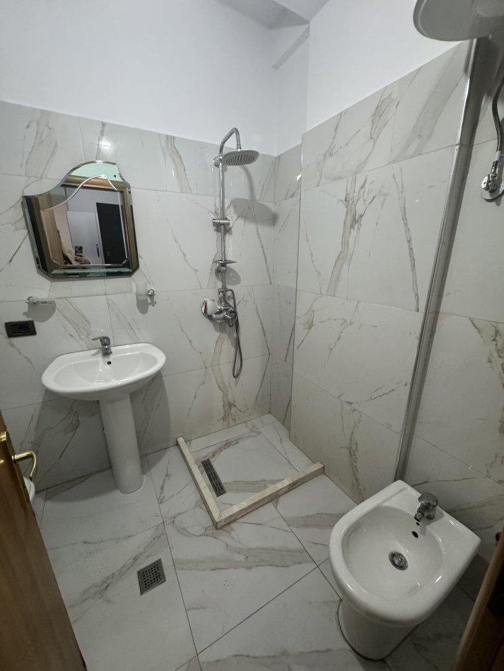 Tirane, jepet me qera apartament 1+1+Ballkon Kati 5, 80 m² 500 € (Rr. E dibres, vila Goldi)