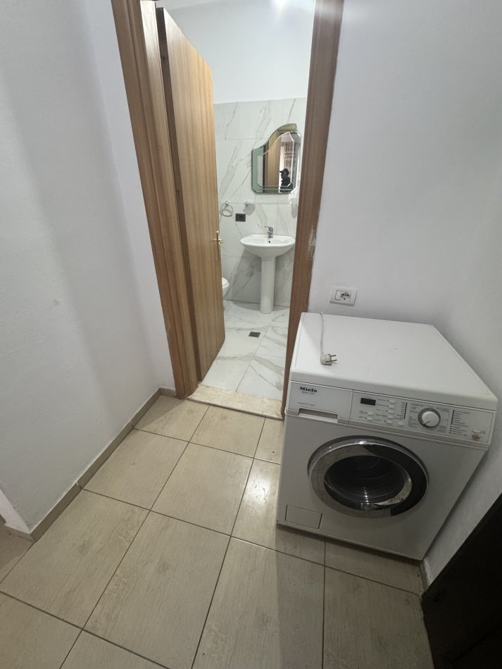 Tirane, jepet me qera apartament 1+1+Ballkon Kati 5, 80 m² 500 € (Rr. E dibres, vila Goldi)