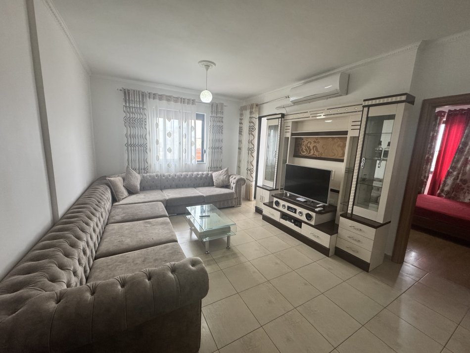 Tirane, jepet me qera apartament 1+1+Ballkon Kati 5, 80 m² 500 € (Rr. E dibres, vila Goldi)
