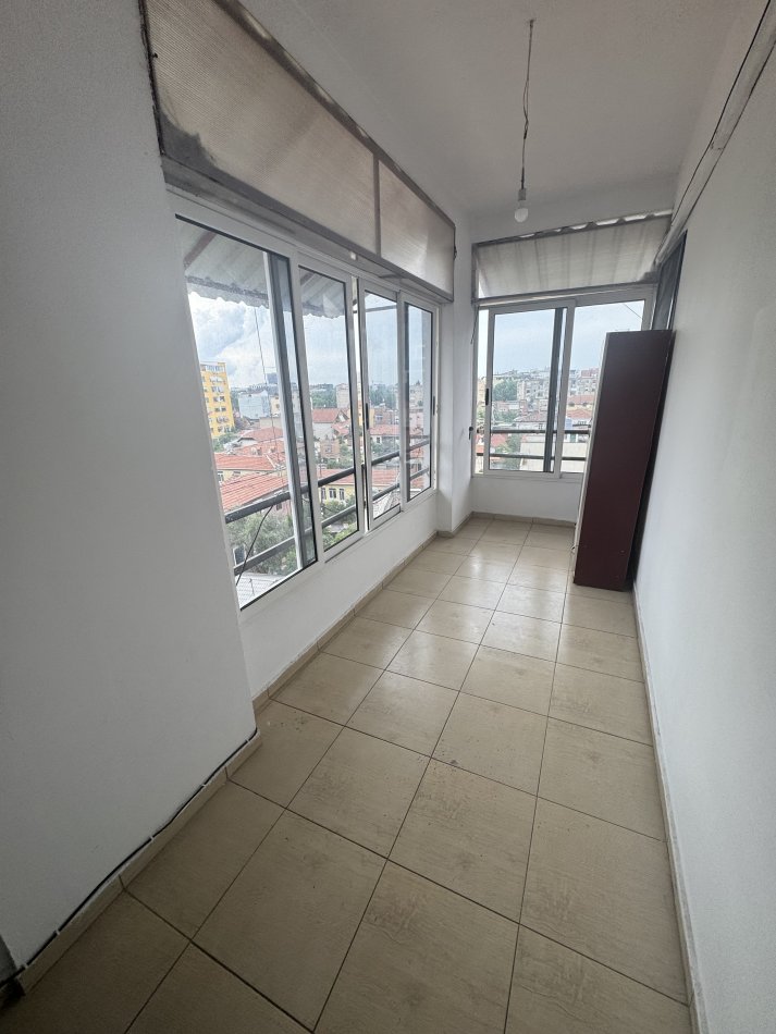 Tirane, jepet me qera apartament 1+1+Ballkon Kati 5, 80 m² 500 € (Rr. E dibres, vila Goldi)