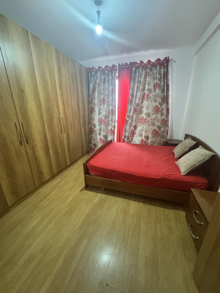 Tirane, jepet me qera apartament 1+1+Ballkon Kati 5, 80 m² 500 € (Rr. E dibres, vila Goldi)