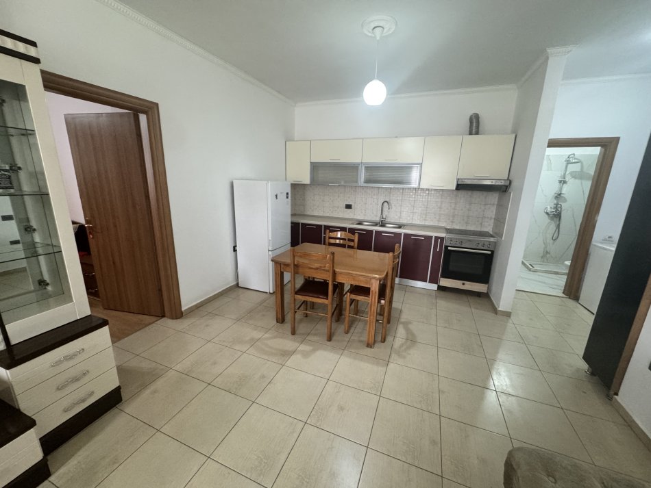 Tirane, jepet me qera apartament 1+1+Ballkon Kati 5, 80 m² 500 € (Rr. E dibres, vila Goldi)