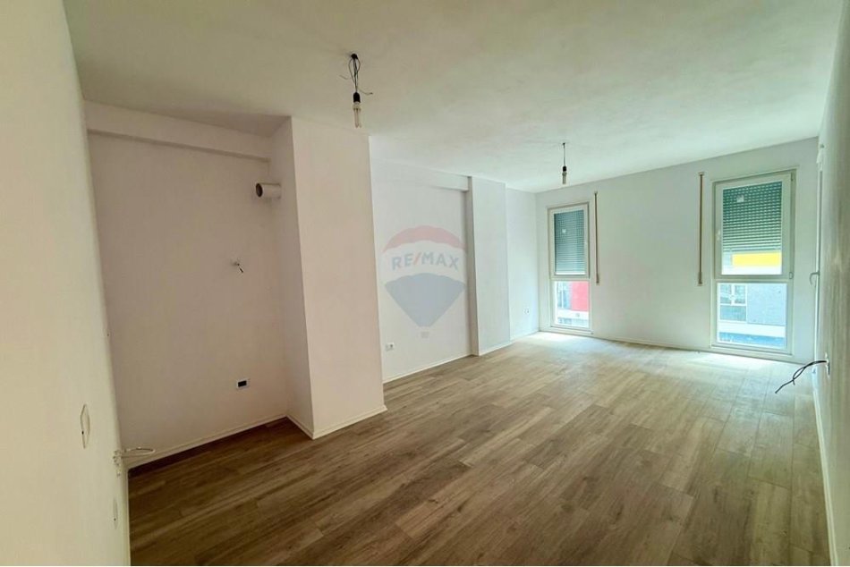 Tirane, jepet me qera apartament 2+1 Kati 2, 90 m² 300 € (Univers city)