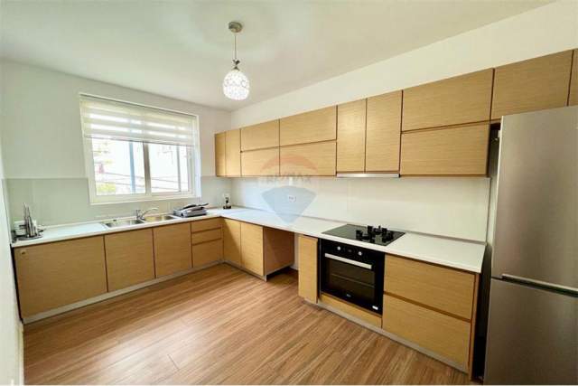 Tirane, jepet me qera apartament Kati 3, 130 m² 600 Euro (Vilat Gjermane)
