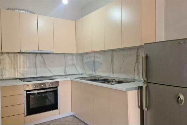 Tirane, jepet me qera apartament 1+1+BLK Kati 6, 68 m² 350 Euro (Pallatet Cabej)