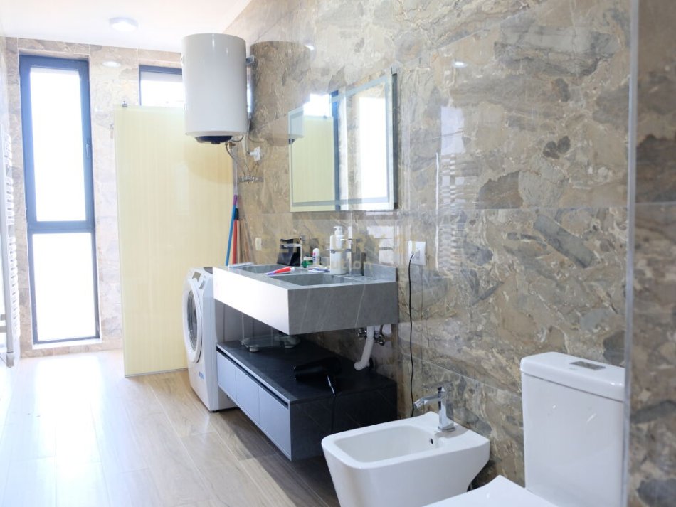 Tirane, shitet apartament 2+1+Ballkon, Kati 3, 124 m² 248,000 € (Liqeni Thate)