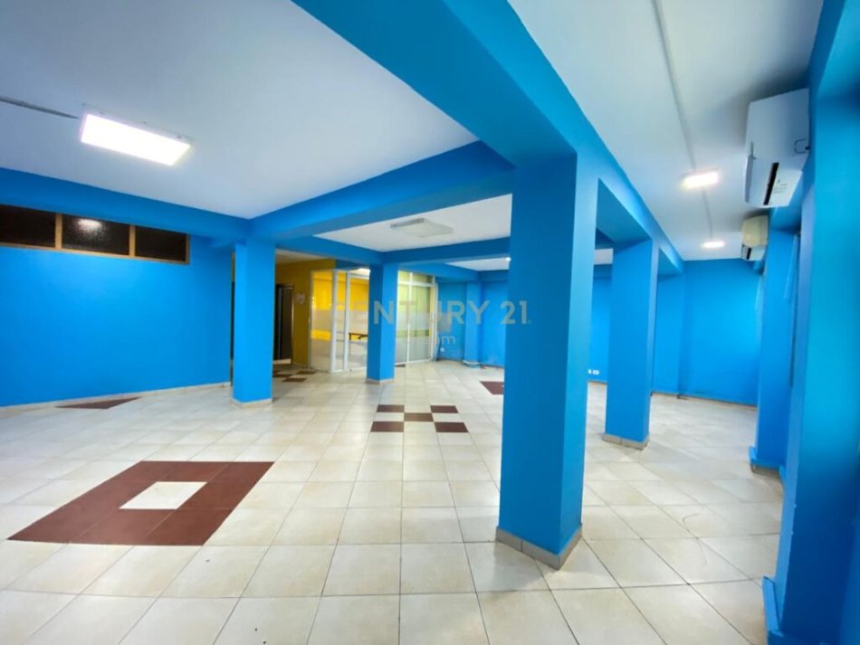 Tirane, jepet me qera zyre , Kati 1, 170 m² 900 € (Myslym Shyri)