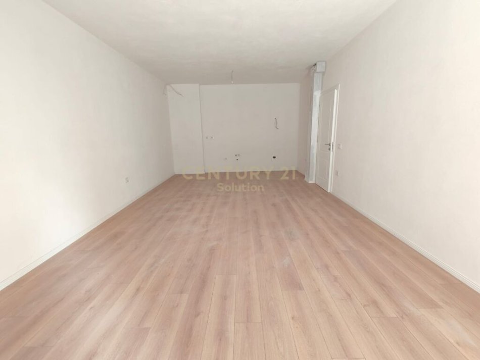 Tirane, jepet me qera zyre , Kati 2, 77 m² 350 € (Sima Com Astir)