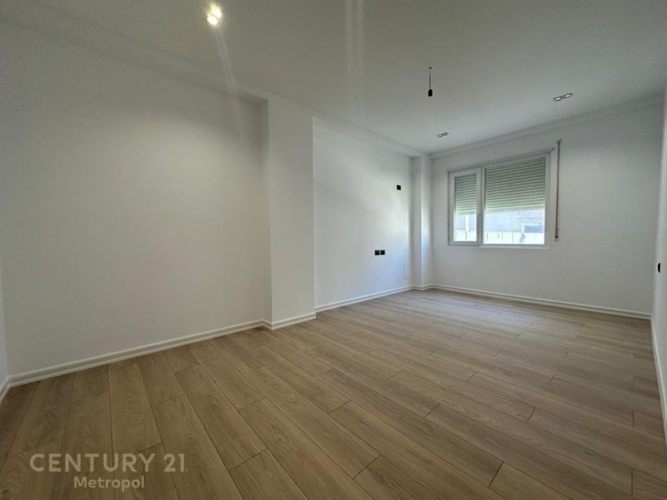 Tirane, shitet apartament 2+1 Kati 3, 109 m² 130.000 € (Fresk)