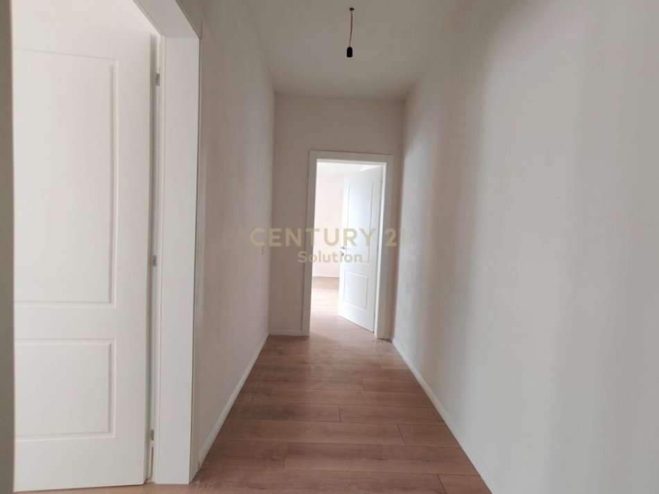 Tirane, jepet me qera zyre , Kati 2, 135 m² 450 € (Astir)