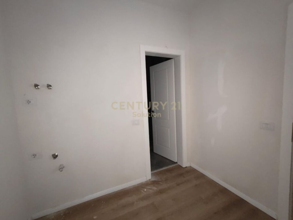 Tirane, jepet me qera zyre , Kati 2, 135 m² 450 € (Astir)
