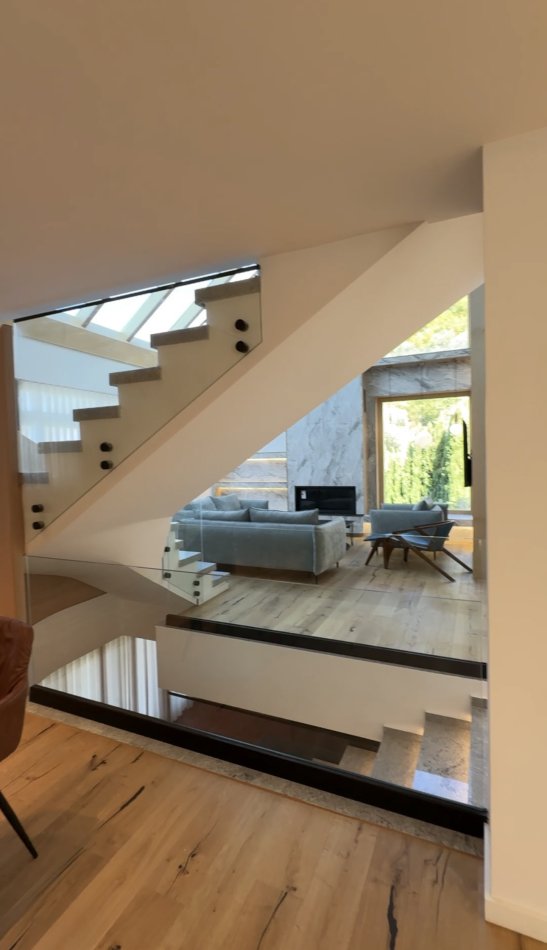 ALF45509 Tirane, jepet me qera 3 Katshe Kati 4, 680 m² 5.000 € (petrele)