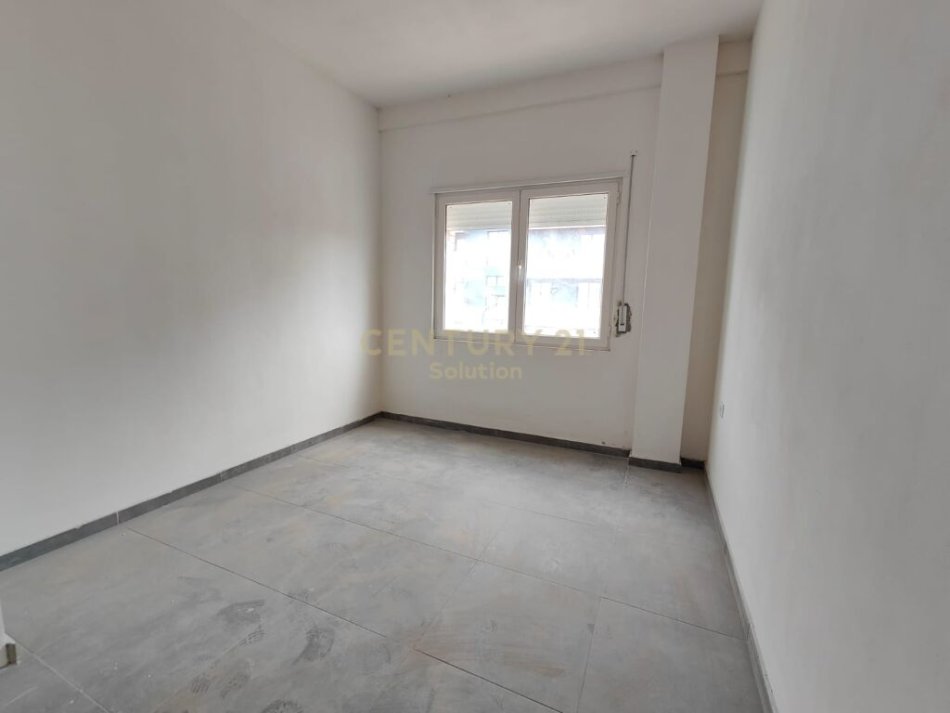 Tirane, jepet me qera zyre , Kati 7, 70 m² 350 € (Astir)