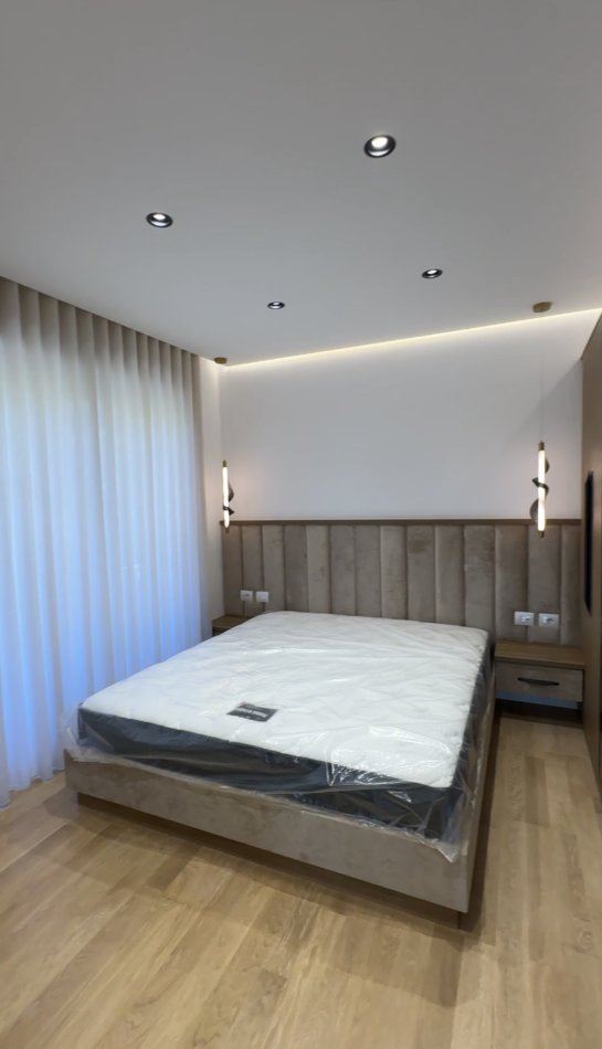 ALF45509 Tirane, jepet me qera 3 Katshe Kati 4, 680 m² 5.000 € (petrele)