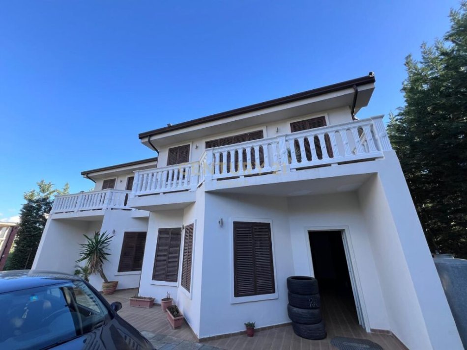 Tirane, shitet Vile 2+1+Ballkon, Kati 2, 890 m² 400,000 € (Teg)
