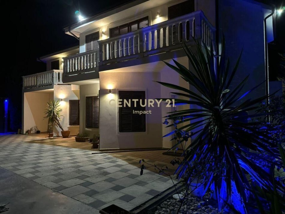 Tirane, shitet Vile 2+1+Ballkon, Kati 2, 890 m² 400,000 € (Teg)