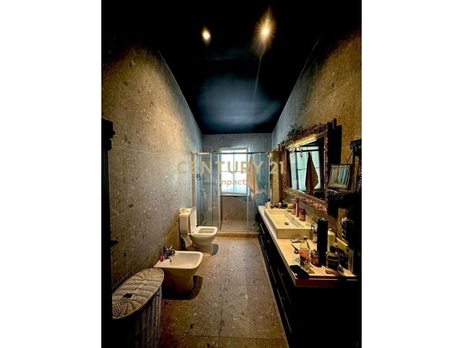 Tirane, shitet Vile 2+1+Ballkon, Kati 2, 890 m² 400,000 € (Teg)