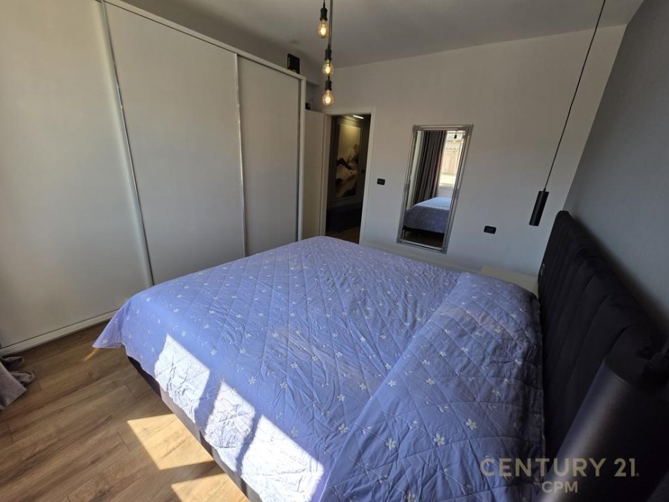 Tirane, jepet me qera apartament 1+1 Kati 11, 60 m² 700 € (Komuna e Parisit)