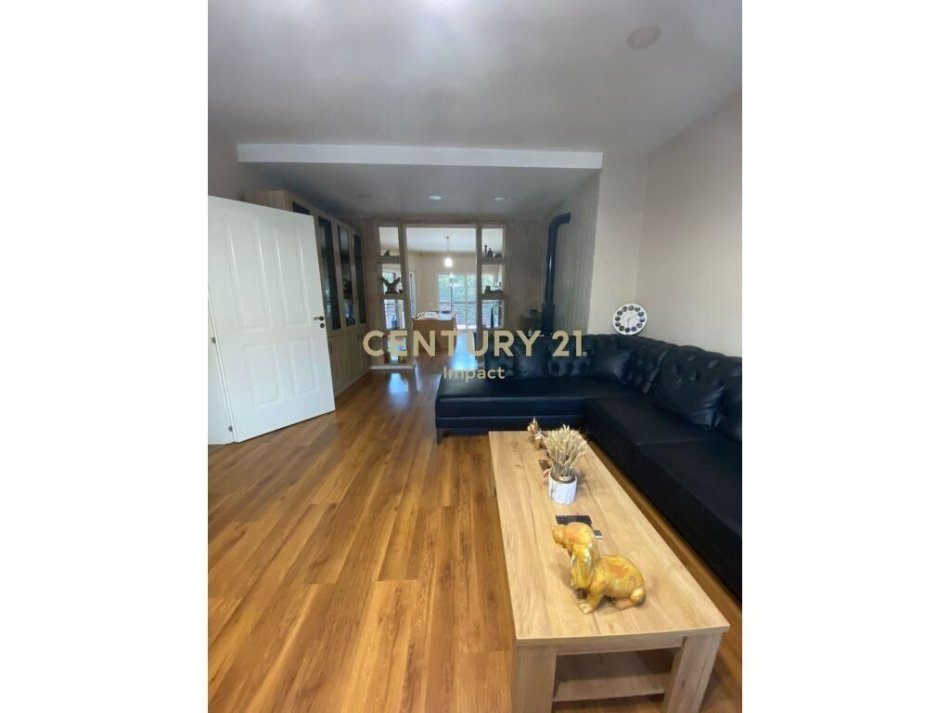 Tirane, shitet Vile 2+1+Ballkon, Kati 2, 890 m² 400,000 € (Teg)