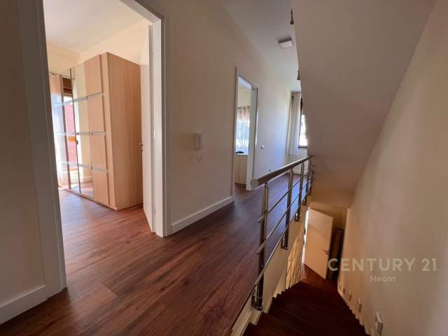 Tirane, jepet me qera Vile 3+1 Kati 3, 240 m² 2.000 Euro (Teg)