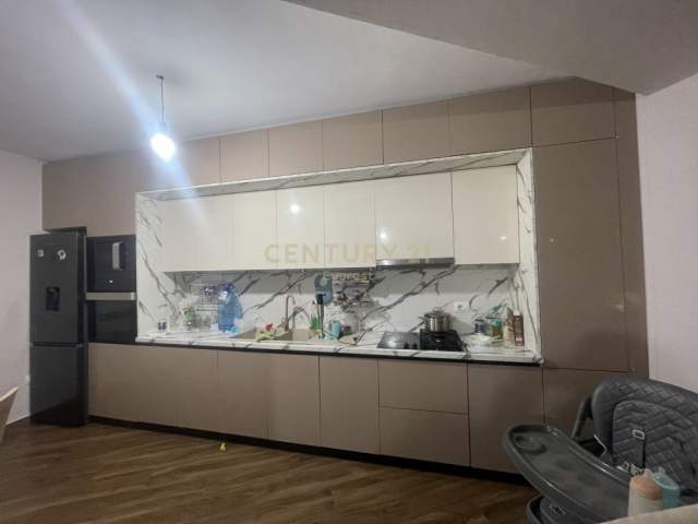 Tirane, shes apartament 1+1 Kati 5, 81 m² 130.000 Euro (Ish fusha aviacionit)