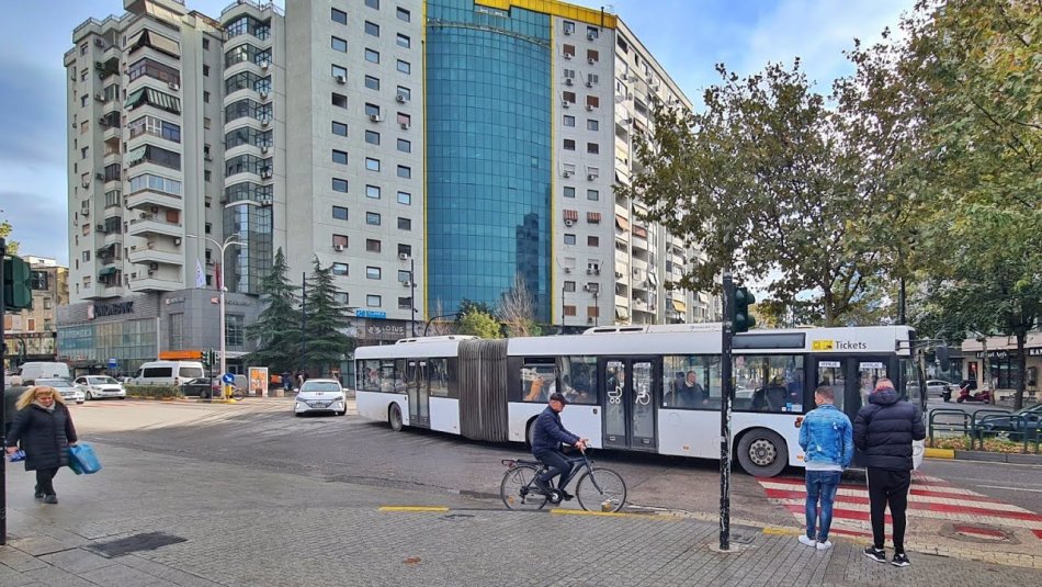 Tirane, jepet me qera apartament 1+1 Kati 3, 140 m² 700 € (QIRA APARTAMENT PER ZYRA OSE BANIM!)