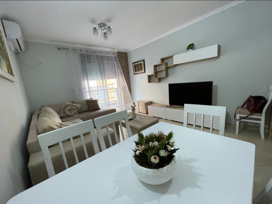 Tirane, jepet me qera apartament 1+1+Aneks+Ballkon Kati 4, 74 m² 550 € (Liqeni Thate)