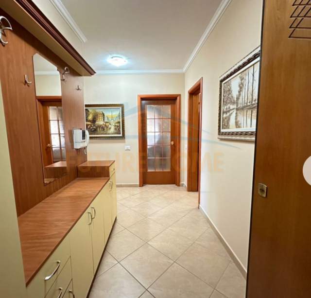 Tirane, jepet me qera apartament 1+1 Kati 5, 80 m² 600 Euro (Pean Air Albania)