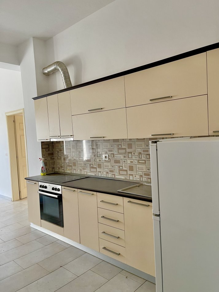 Tirane, shitet apartament 2+1 Kati 2,