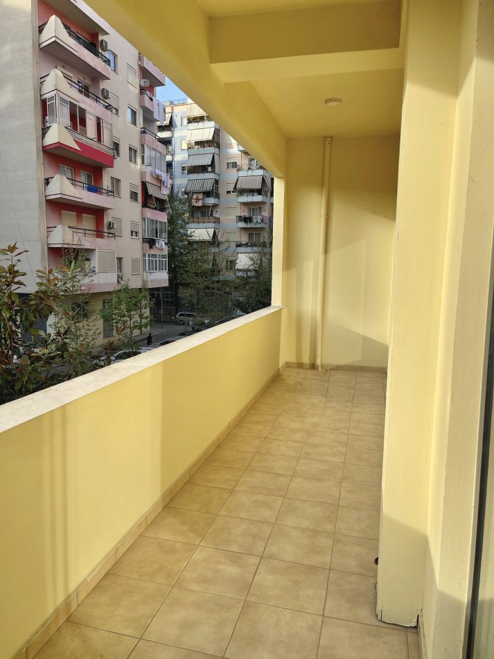 Tirane, shitet apartament 2+1 Kati 2,