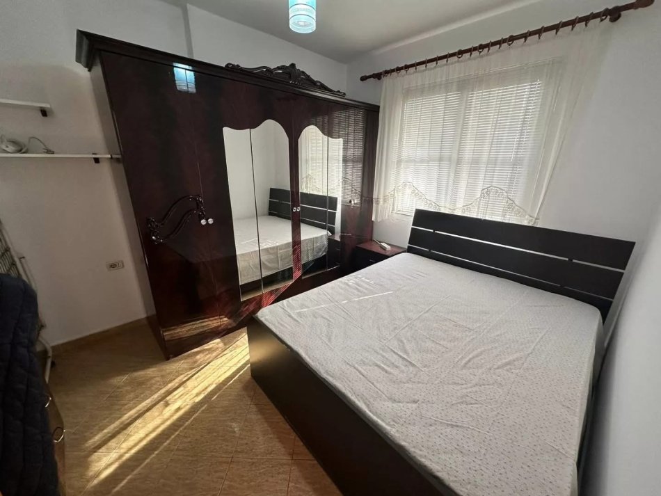 Tirane, jepet me qera apartament 1+1+Ballkon Kati 3, 50 m² 400 € (5 maji te concord center)