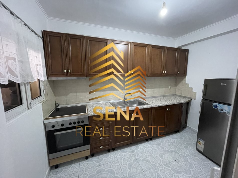 Tirane, jepet me qera apartament 1+1+Ballkon Kati 4, 60 m² 380 € (Rruga 3 Dëshmorët)