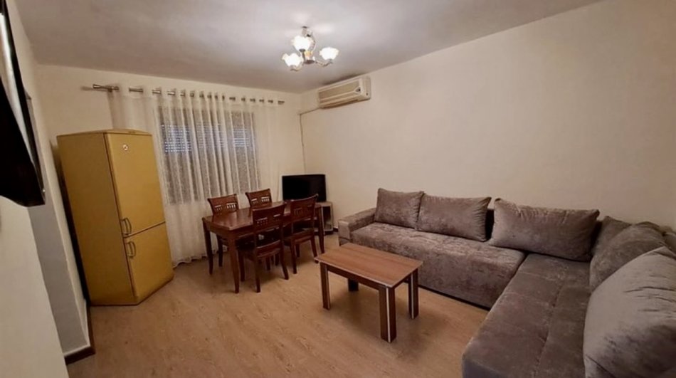 Tirane, jepet me qera apartament 2+1+Ballkon Kati 1, 75 m² 500 € (Rruga Hysen Gjura)