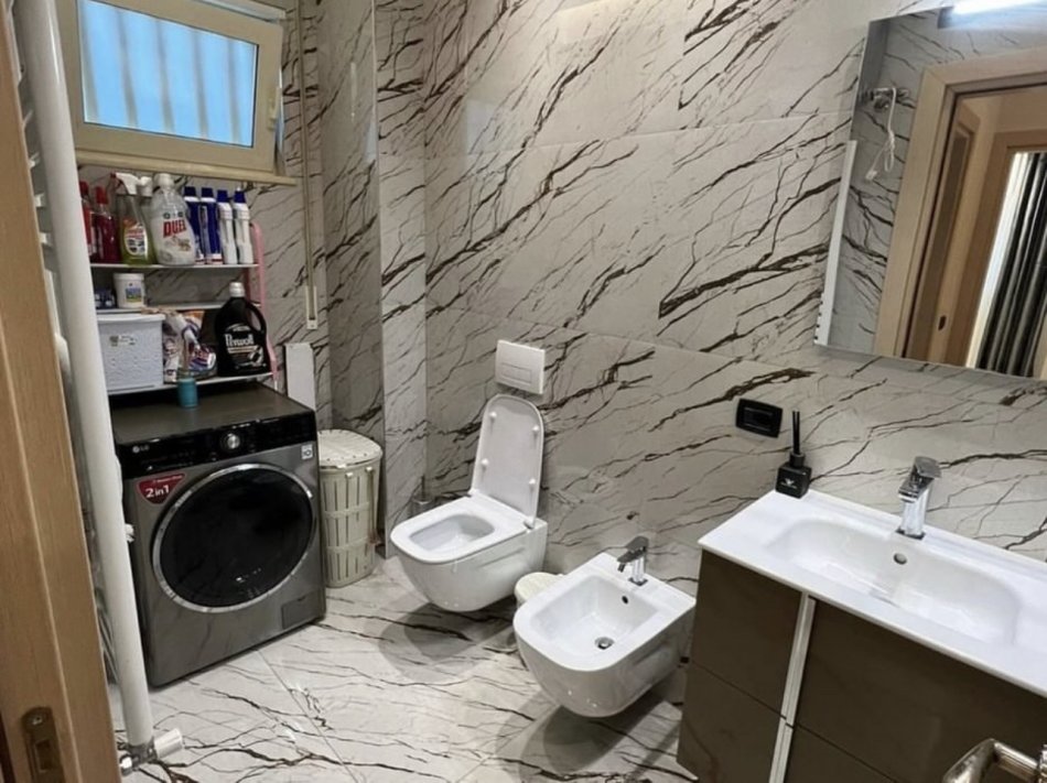 Tirane, jepet me qera apartament 2+1 Me 2 Tualete Kati 2, 100 m² 800 € (Rruga Hamdi Sina)