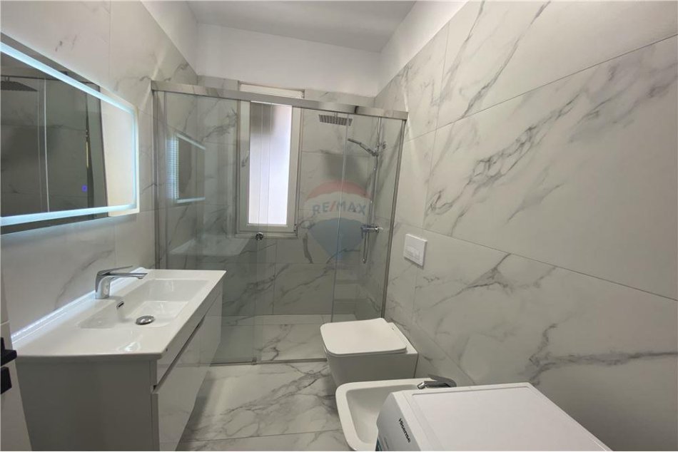 Tirane, jepet me qera apartament 1+1+Ballkon Kati 3, 60 m² 550 € (Rezidenca euro 3 d)