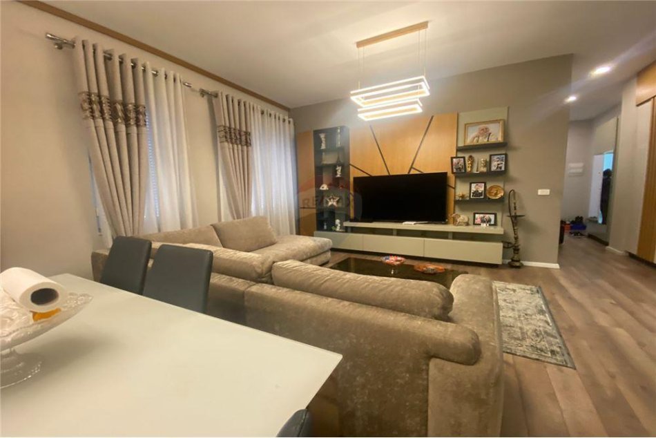 Tirane, shitet apartament 2+1+Ballkon , 117 m² (Laprake)