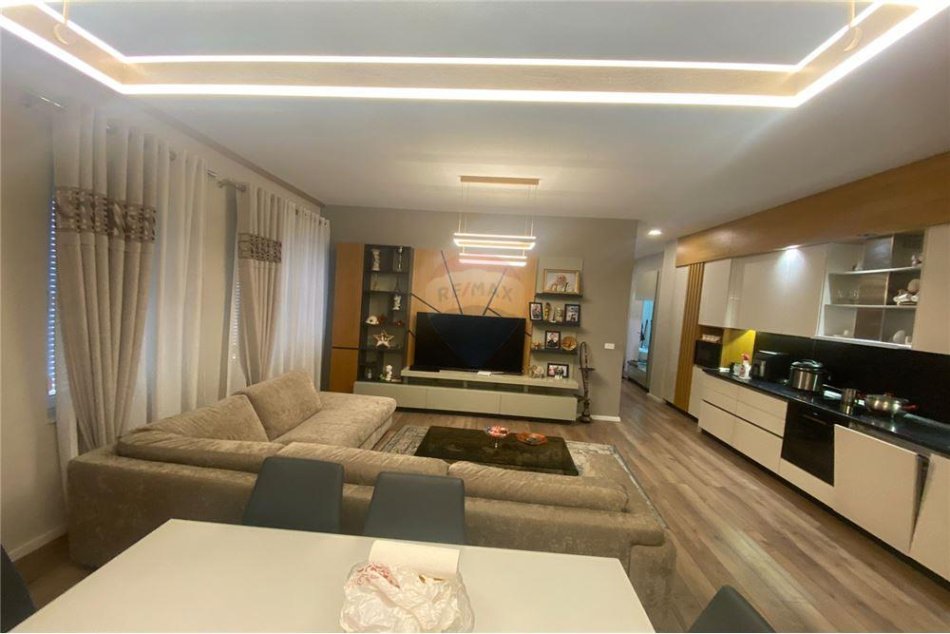 Tirane, shitet apartament 2+1+Ballkon , 117 m² (Laprake)