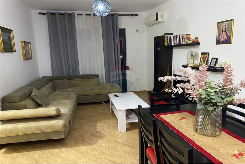Tirane, jepet me qera apartament 2+1 , 90 m² 450 € (Astir)