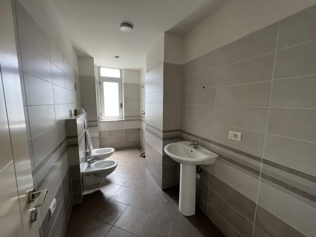 Tirane, jepet me qera apartament Kati 2, 134 m² 1.100 Euro (qender)