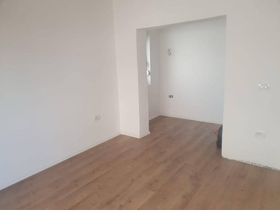 Tirane, shes apartament 2+1+Aneks+Ballkon Kati 3, 80 m² 139.000 € (Brryli)