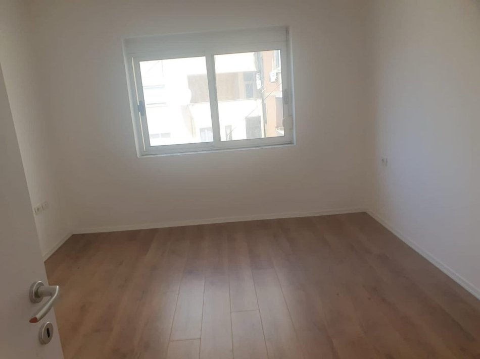 Tirane, shes apartament 2+1+Aneks+Ballkon Kati 3, 80 m² 139.000 € (Brryli)
