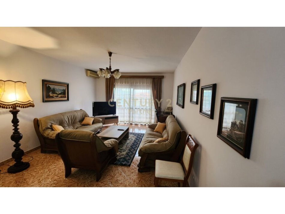 Tirane, jepet me qera apartament 2+1+Ballkon Kati 4, 110 m² 550 € (Rruga Kavajës)