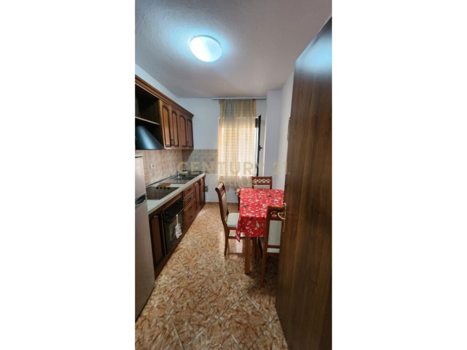 Tirane, jepet me qera apartament 2+1+Ballkon Kati 4, 110 m² 550 € (Rruga Kavajës)