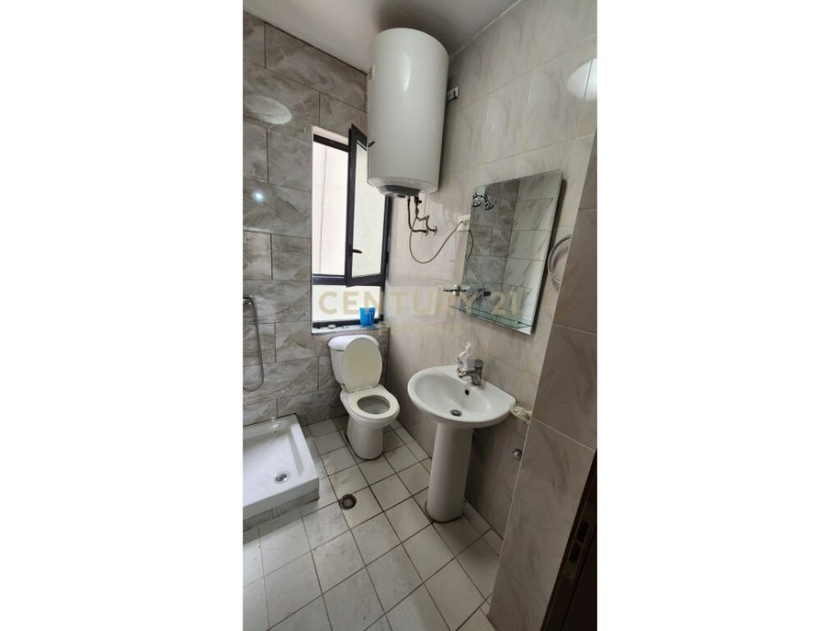 Tirane, jepet me qera apartament 2+1+Ballkon Kati 4, 110 m² 550 € (Rruga Kavajës)