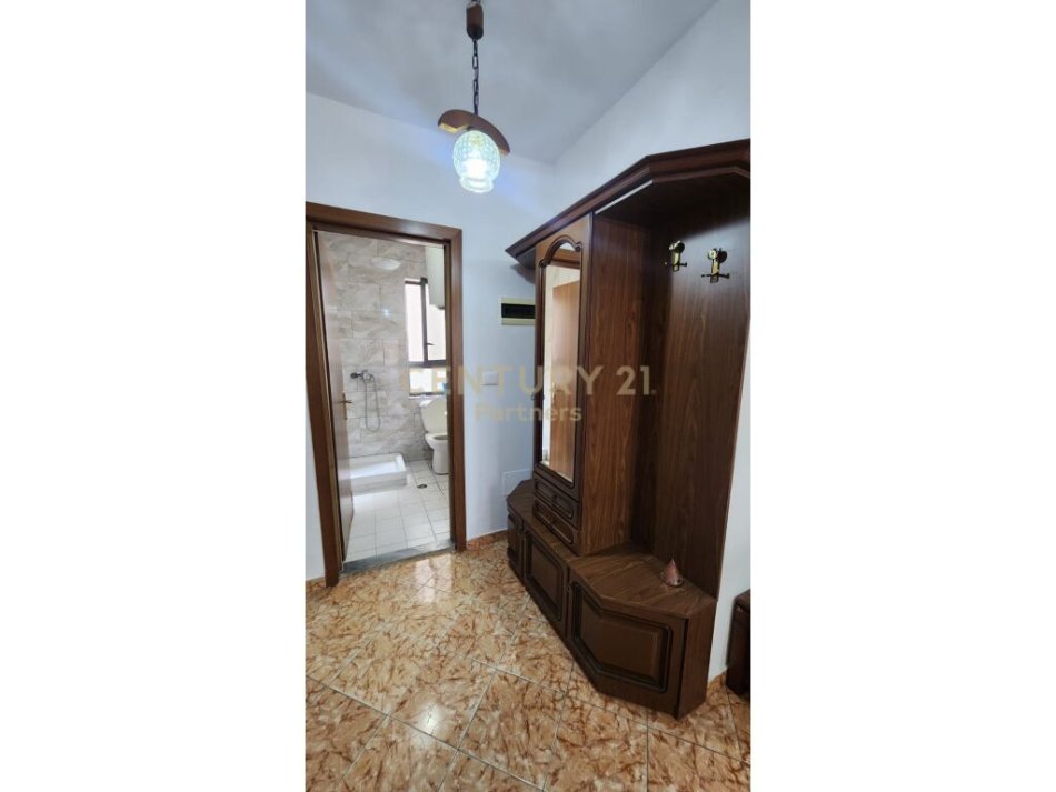 Tirane, jepet me qera apartament 2+1+Ballkon Kati 4, 110 m² 550 € (Rruga Kavajës)