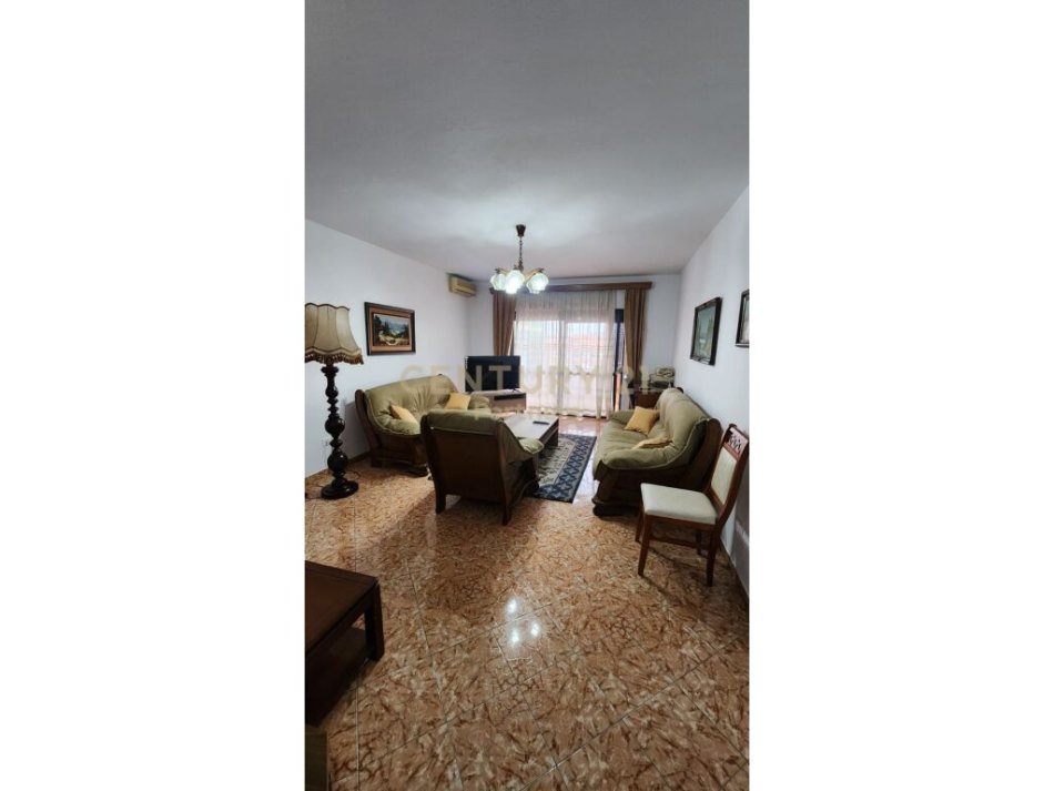 Tirane, jepet me qera apartament 2+1+Ballkon Kati 4, 110 m² 550 € (Rruga Kavajës)