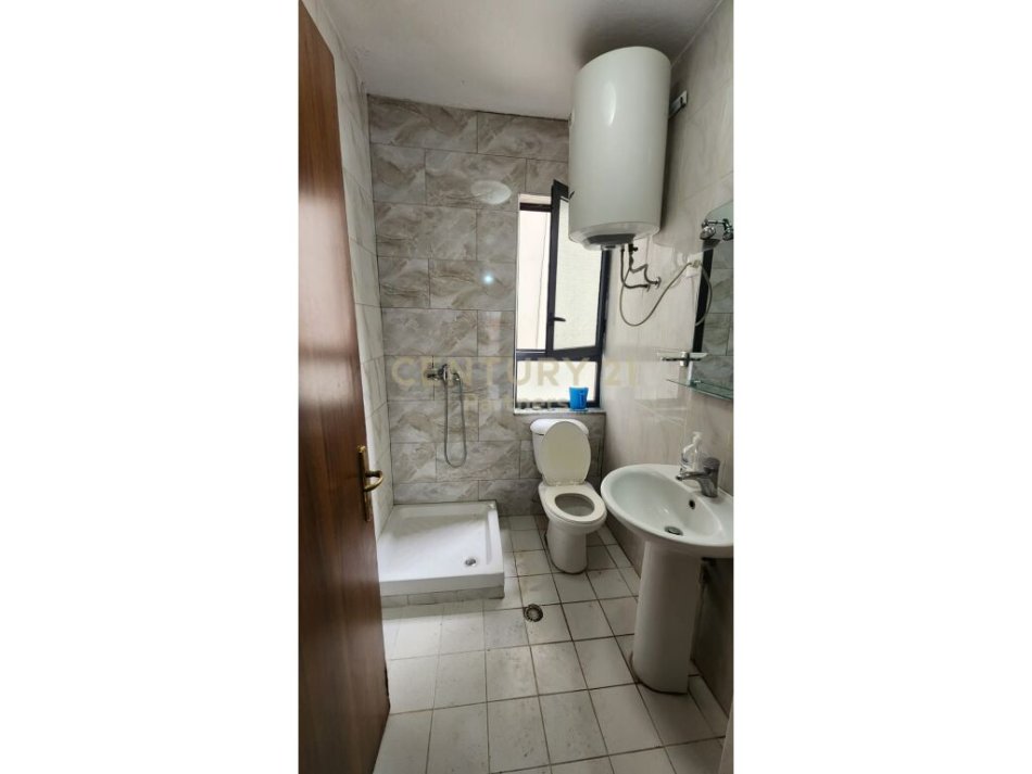 Tirane, jepet me qera apartament 2+1+Ballkon Kati 4, 110 m² 550 € (Rruga Kavajës)