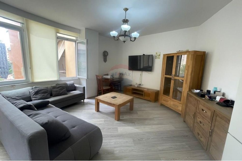 Tirane, jepet me qera apartament 1+1 , 70 m² 650 € (Selvia)
