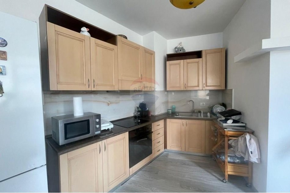 Tirane, jepet me qera apartament 1+1 , 70 m² 650 € (Selvia)